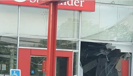 Grupo armado explode agência bancária em Salvador