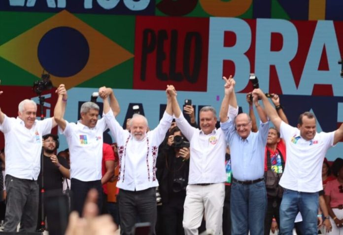 Otto-Alencar-Jeronimo-Rodrigues-Lula-Rui-Costa-Geraldo-Alckmin-e-Geraldo-Jr-em-ato-na-Arena-Fonte-Nova-Divulgacao-e1656786185807-900x615