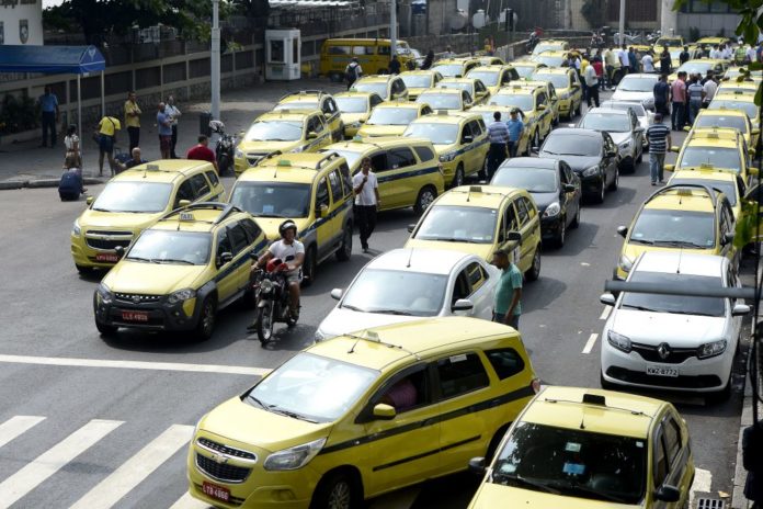 TR_taxistas-do-Rio-de-Janeiro-realizam-protesto-contra-o-UBER-aeroporto-Santos-Dumont_01042016001-1024x682