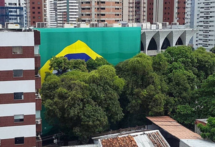 bandeira-do-brasil-na-fachada-da-assembleia-de-deus_belem-_pa_divulgacao-900x615