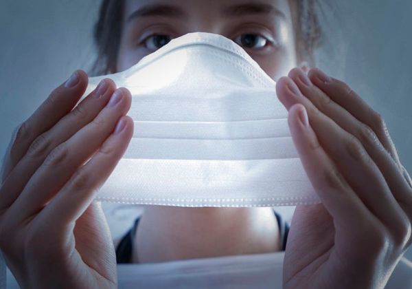 Uso de máscara para proteção contra o novo coronavírus.