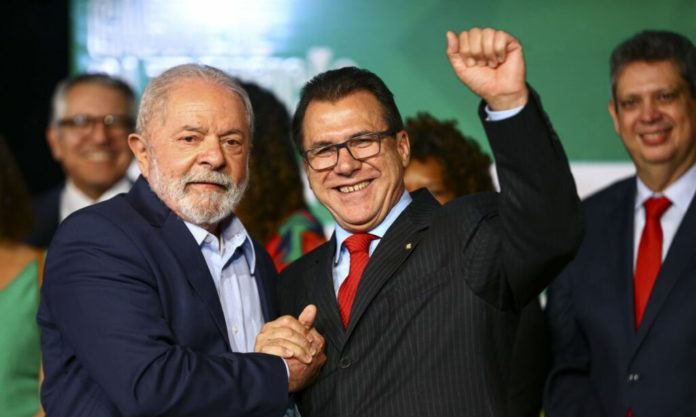 Luiz-Marinho-ministro-do-Trabalho-ao-lado-de-Lula-1024x613