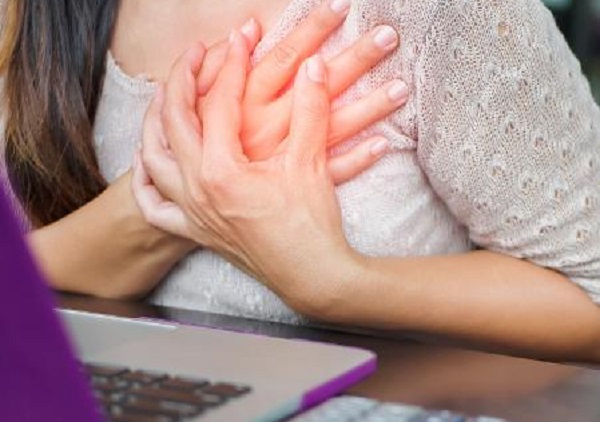 mulher-trabalhando-com-dor-no-coracao-infarto-1509286865592_v2_450x450