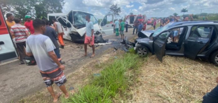Colisao-entre-carro-de-passeio-e-van-deixa-ao-menos-cinco-feridos-proximo-ao-Cruzeiro-de-Laje
