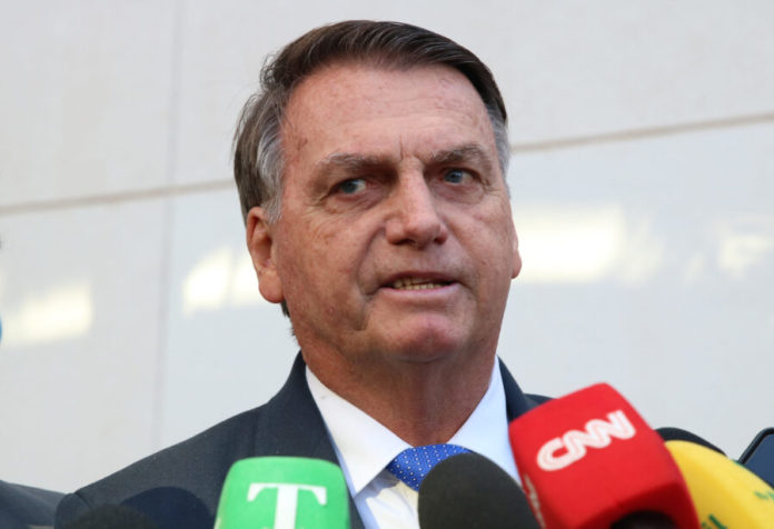 Bolsonaro fala com jornalistas após depoimento na PF
