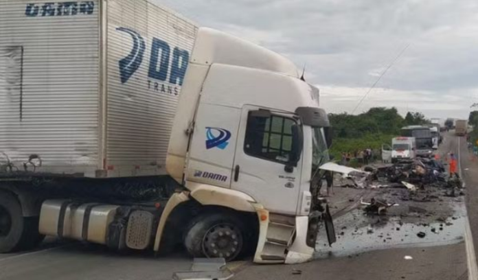 Acidente-grave-entre-caminhao-e-carro-deixa-quatro-pessoas-mortas-no-sudoeste-da-Bahia-BR116-Encruzilhada (1)