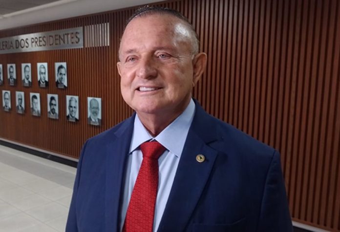 adolfo-menezes_carine-andrade_politica-livre-900x615