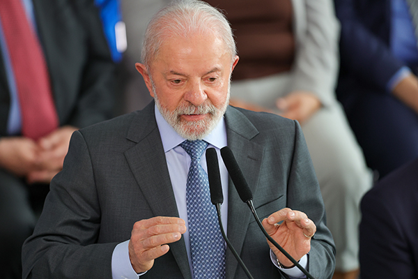 Lula sanciona lei que isenta IR de quem ganha até R$ 5 mil