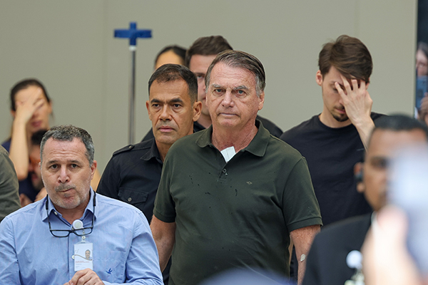 Ex presidente Bolsonaro deixa o hospital